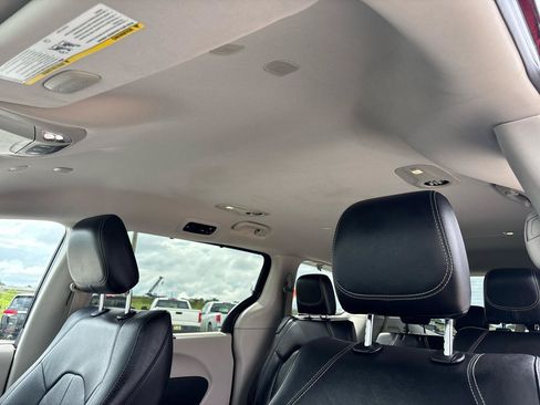 Used 2022 Chrysler Pacifica Touring-L FWD image 18