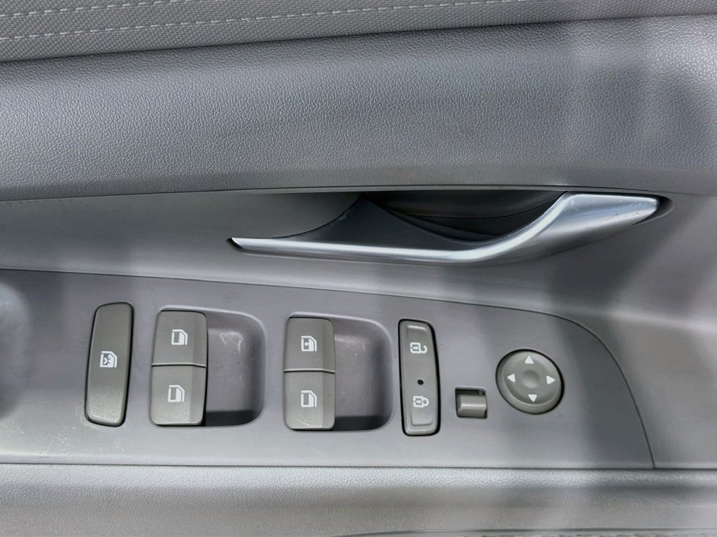 Used 2021 Hyundai Elantra SE FWD image 18