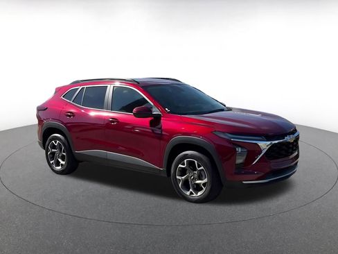 Used 2025 Chevrolet Trax LT w/ LT Convenience Package image 2