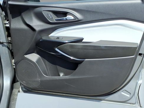 Used 2025 Chevrolet Trax LT FWD image 6