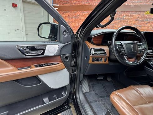 Used 2023 Lincoln Navigator L Reserve image 9