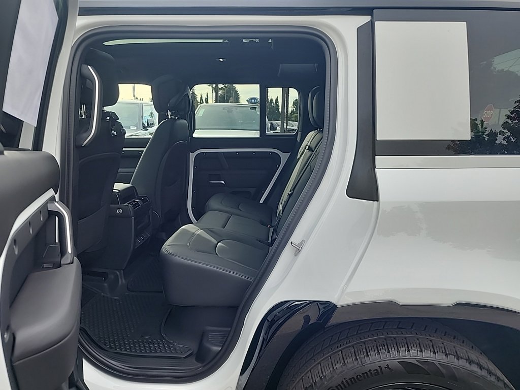 New 2026 Land Rover Defender 110 X-Dynamic SE AWD/4WD image 14
