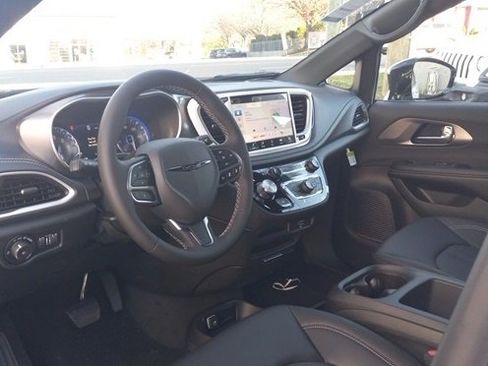 New 2026 Chrysler Pacifica Select image 13