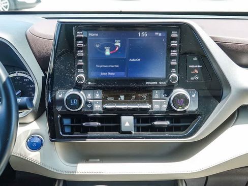 Used 2022 Toyota Highlander XLE FWD image 12