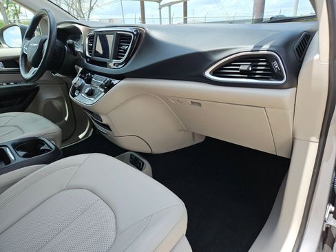 Used 2021 Chrysler Voyager Lxi FWD image 28