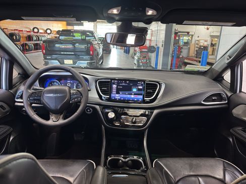 Used 2025 Chrysler Pacifica Limited FWD image 12