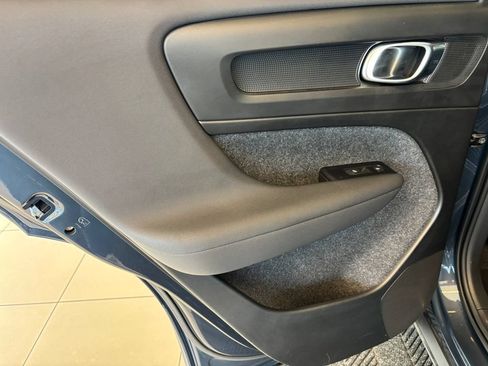 Used 2022 Volvo XC40 T5 Momentum AWD/4WD image 25