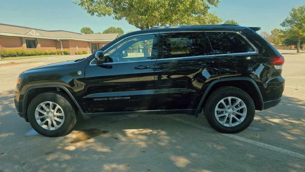 Used 2021 Jeep Grand Cherokee Laredo AWD/4WD image 26