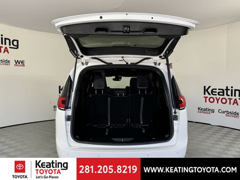 Used 2025 Chrysler Pacifica Select FWD image 17