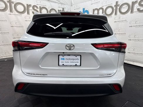 Used 2022 Toyota Highlander XLE AWD/4WD image 5