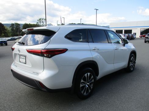 Used 2022 Toyota Highlander XLE AWD/4WD image 5
