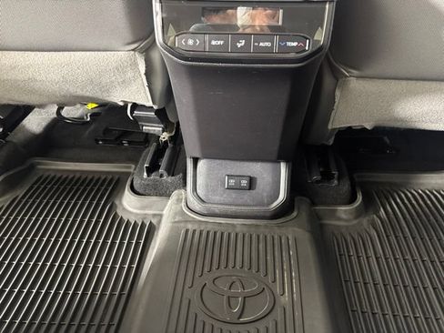 Used 2021 Toyota Highlander LE AWD/4WD image 13