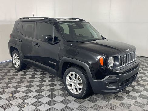 Used 2018 Jeep Renegade Latitude w/ Cold Weather Group AWD/4WD image 4