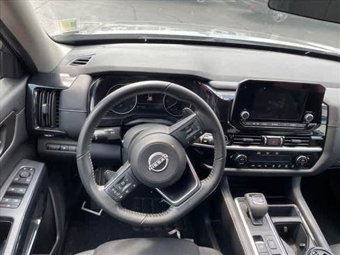 Used 2024 Nissan Pathfinder SV FWD image 3