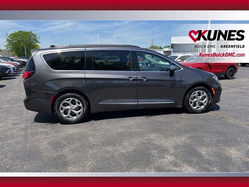 Used 2023 Chrysler Pacifica Limited FWD image 4