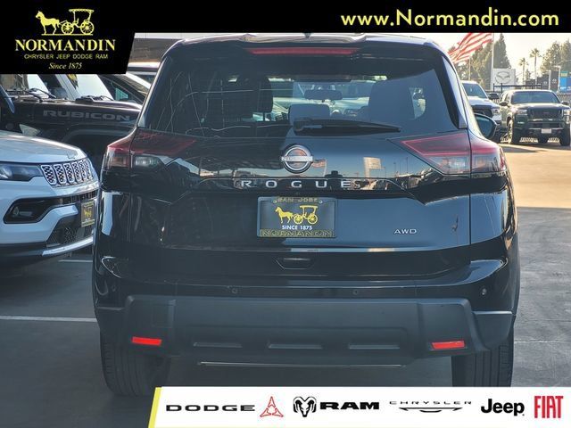 Used 2025 Nissan Rogue SV AWD/4WD image 4