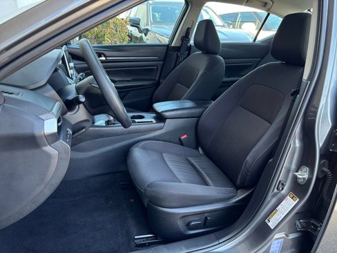 Used 2025 Nissan Altima 2.5 SV FWD image 32