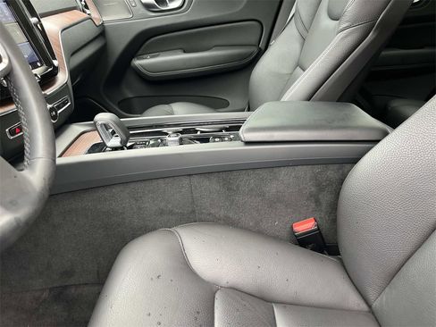 Used 2023 Volvo XC60 B5 Plus image 24