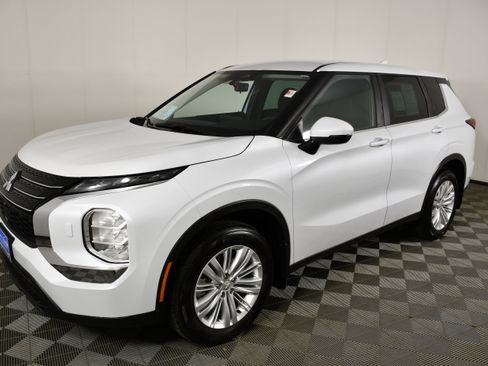 Used 2023 Mitsubishi Outlander ES AWD/4WD image 9