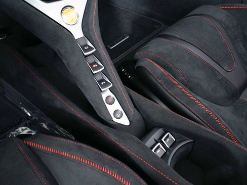 Used 2026 McLaren 750S Spider RWD image 24