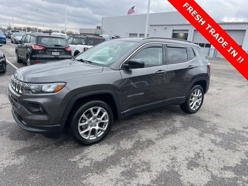 Used 2022 Jeep Compass Latitude image 2