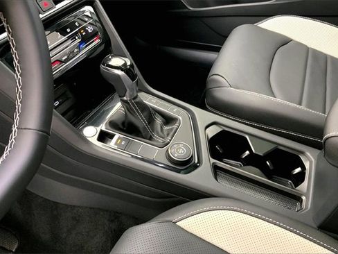 Used 2025 Volkswagen Taos SEL image 17