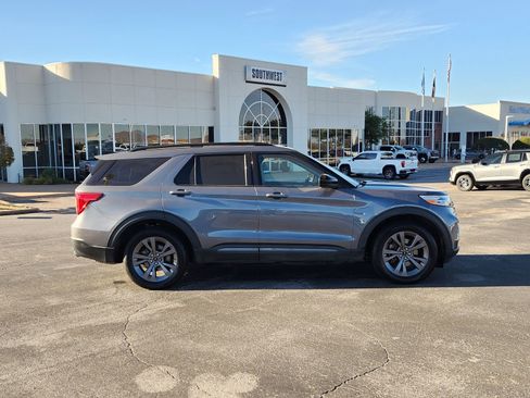 Used 2022 Ford Explorer XLT w/ Equipment Group 202A image 7