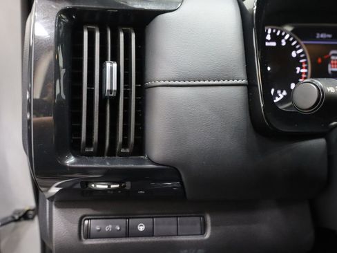 Used 2024 Nissan Pathfinder SV image 19