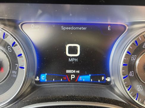 Used 2018 Chrysler 300 Touring w/ Chrome Appearance Package RWD image 10