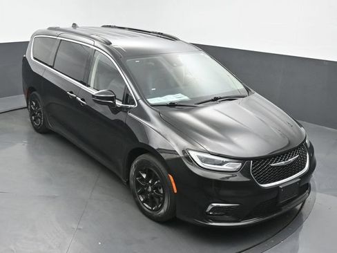 Used 2022 Chrysler Pacifica Touring-L FWD image 43