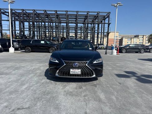 Used 2022 Lexus ES 300h w/ Premium Package FWD image 2