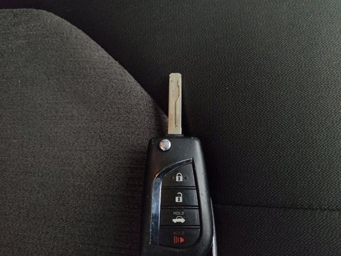 Used 2018 Toyota Camry LE image 32