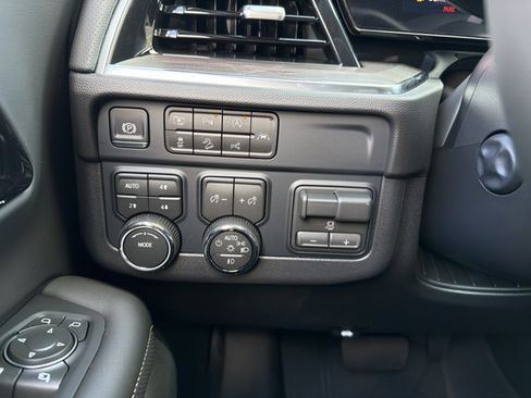 New 2026 Chevrolet Suburban Premier AWD/4WD image 15