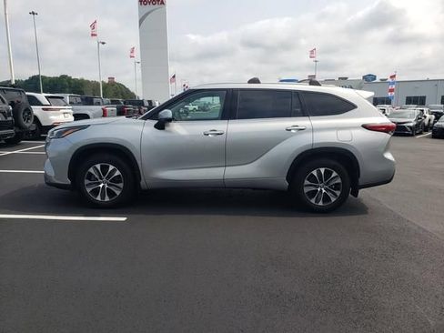 Used 2022 Toyota Highlander XLE AWD/4WD image 9