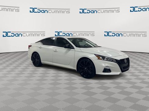 Used 2022 Nissan Altima 2.5 SR w/ Midnight Edition Package FWD image 2