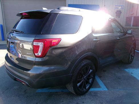 Used 2017 Ford Explorer XLT w/ Equipment Group 202A image 6