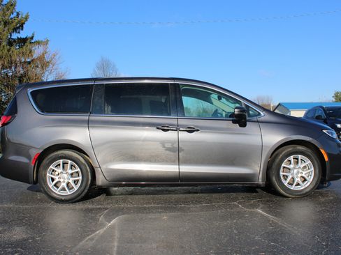 Used 2023 Chrysler Pacifica Touring-L image 3