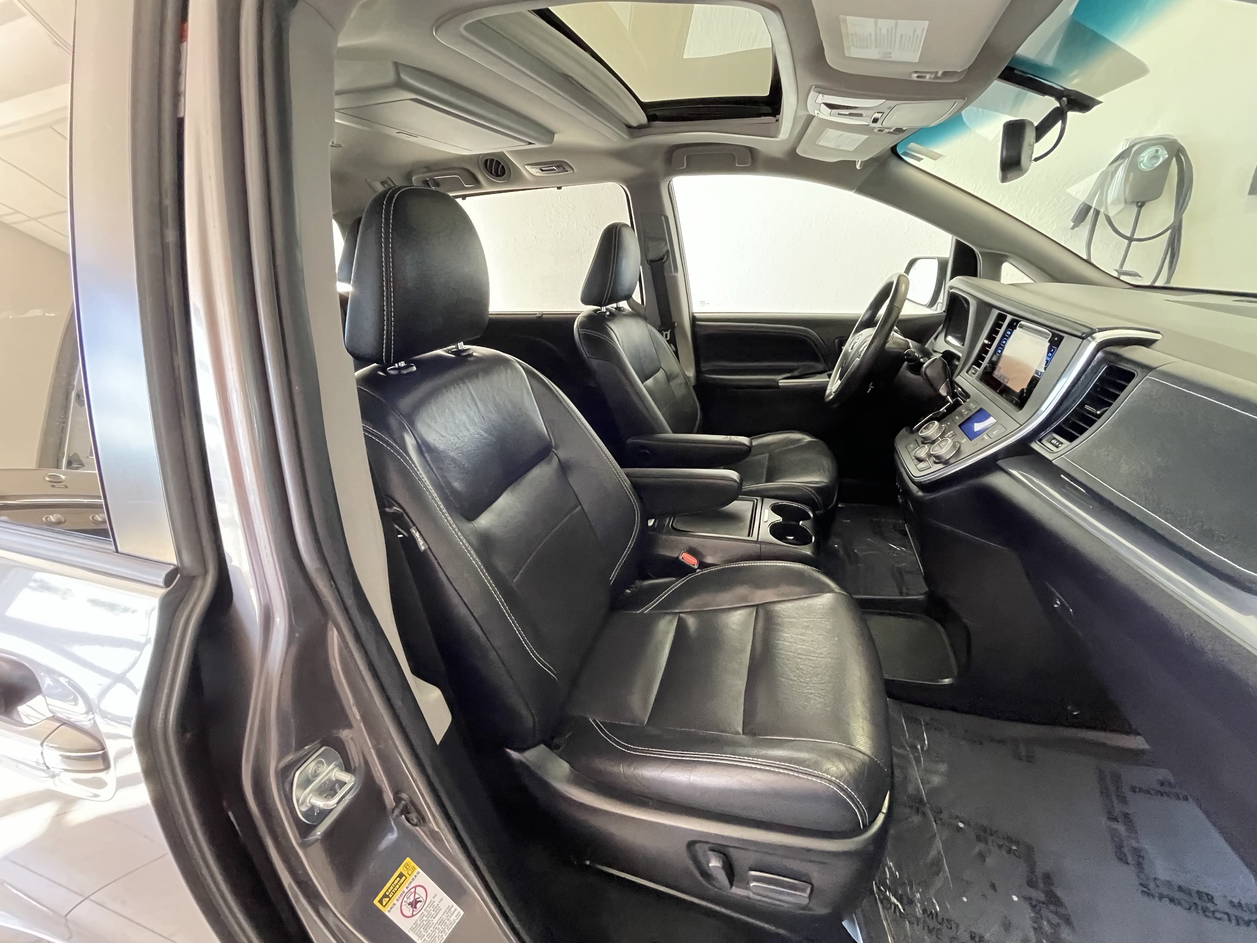 Used 2017 Toyota Sienna SE Premium FWD image 14