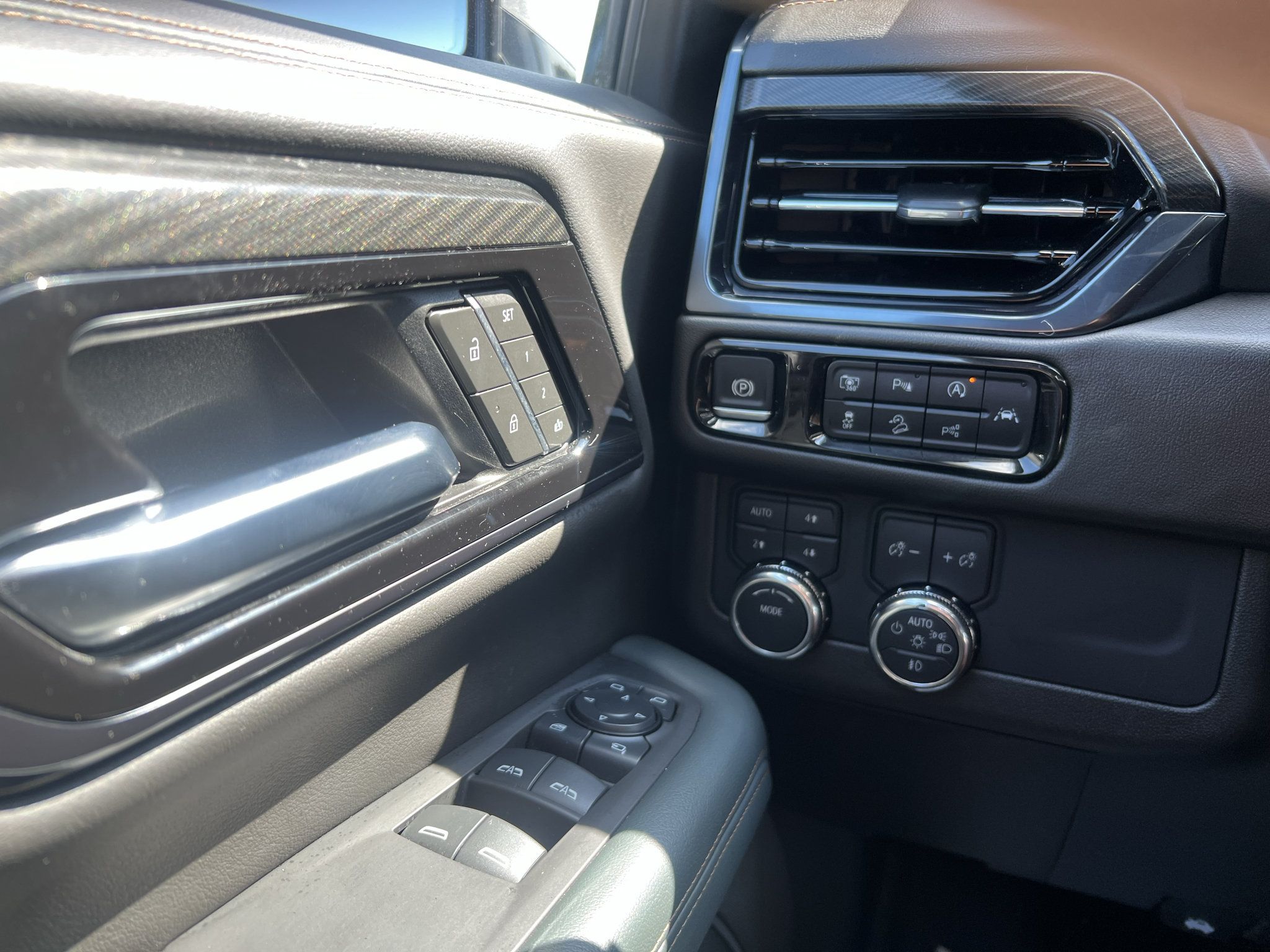 Used 2025 GMC Yukon AT4 w/ LPO, Get Active Package AWD/4WD image 26