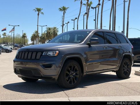 Used 2018 Jeep Grand Cherokee Altitude RWD image 2