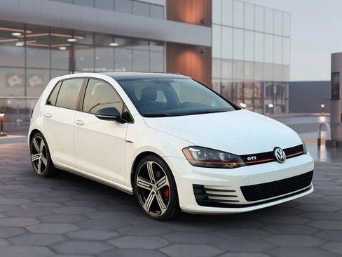 Used 2015 Volkswagen Golf 4-Door FWD image 4
