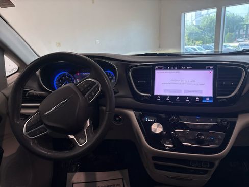 Used 2022 Chrysler Pacifica Touring-L FWD image 22