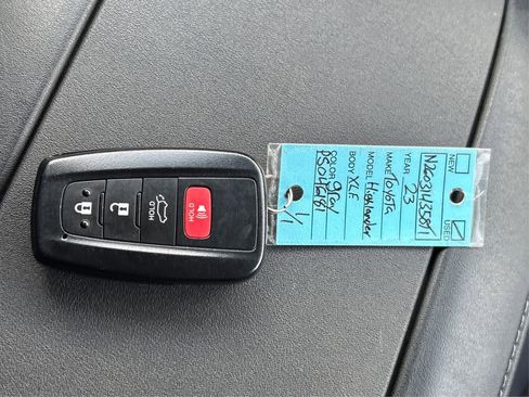Used 2023 Toyota Highlander LE AWD/4WD image 39