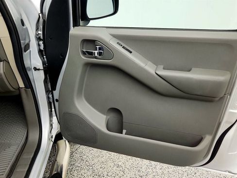 Used 2013 Nissan Frontier SV w/ SV Value Truck Pkg AWD/4WD image 25