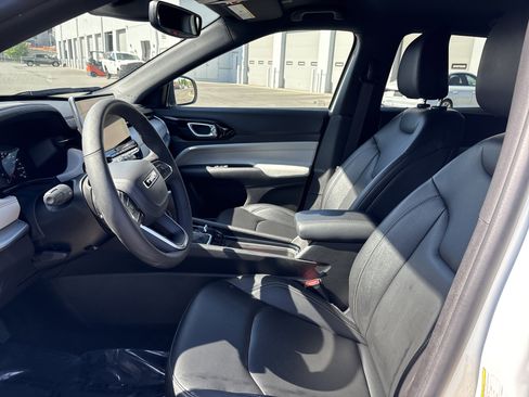 Used 2025 Jeep Compass Limited image 12