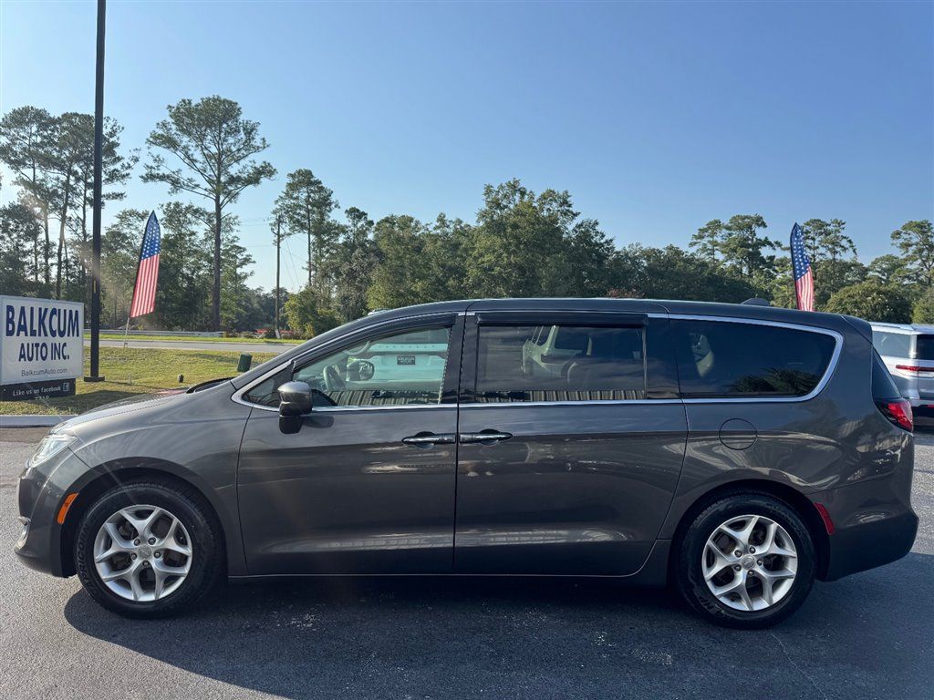 Used 2018 Chrysler Pacifica Touring Plus w/ Tire & Wheel Group FWD image 5