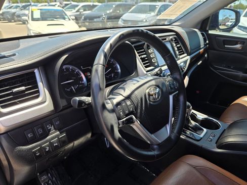 Used 2018 Toyota Highlander Limited Platinum AWD/4WD image 13