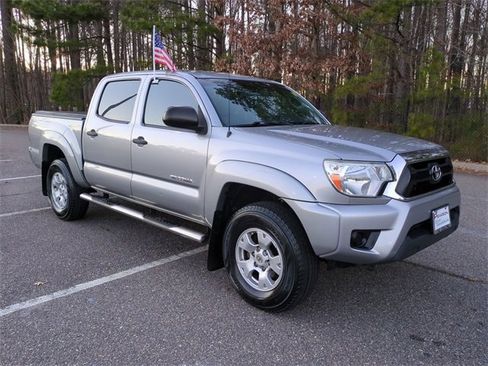 Used 2015 Toyota Tacoma PreRunner image 2