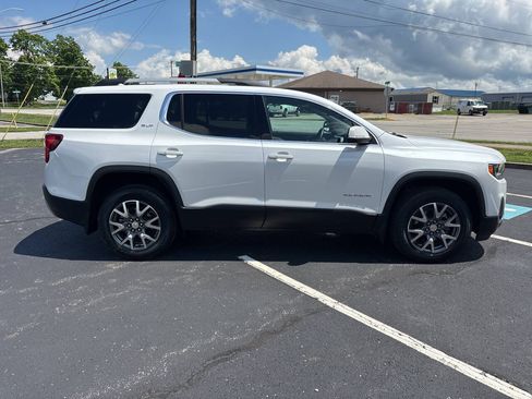 Used 2023 GMC Acadia SLT w/ Preferred Package FWD image 4