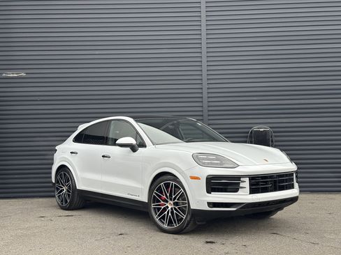 Certified 2025 Porsche Cayenne S image 10